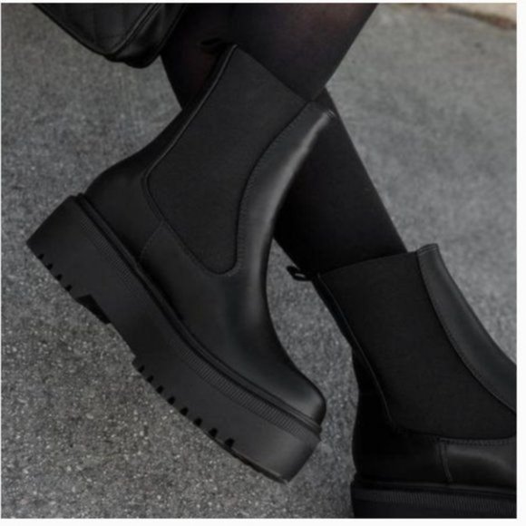!! NEW !! Black Pull On Chelsea Lug Sole Boots - Picture 5 of 5